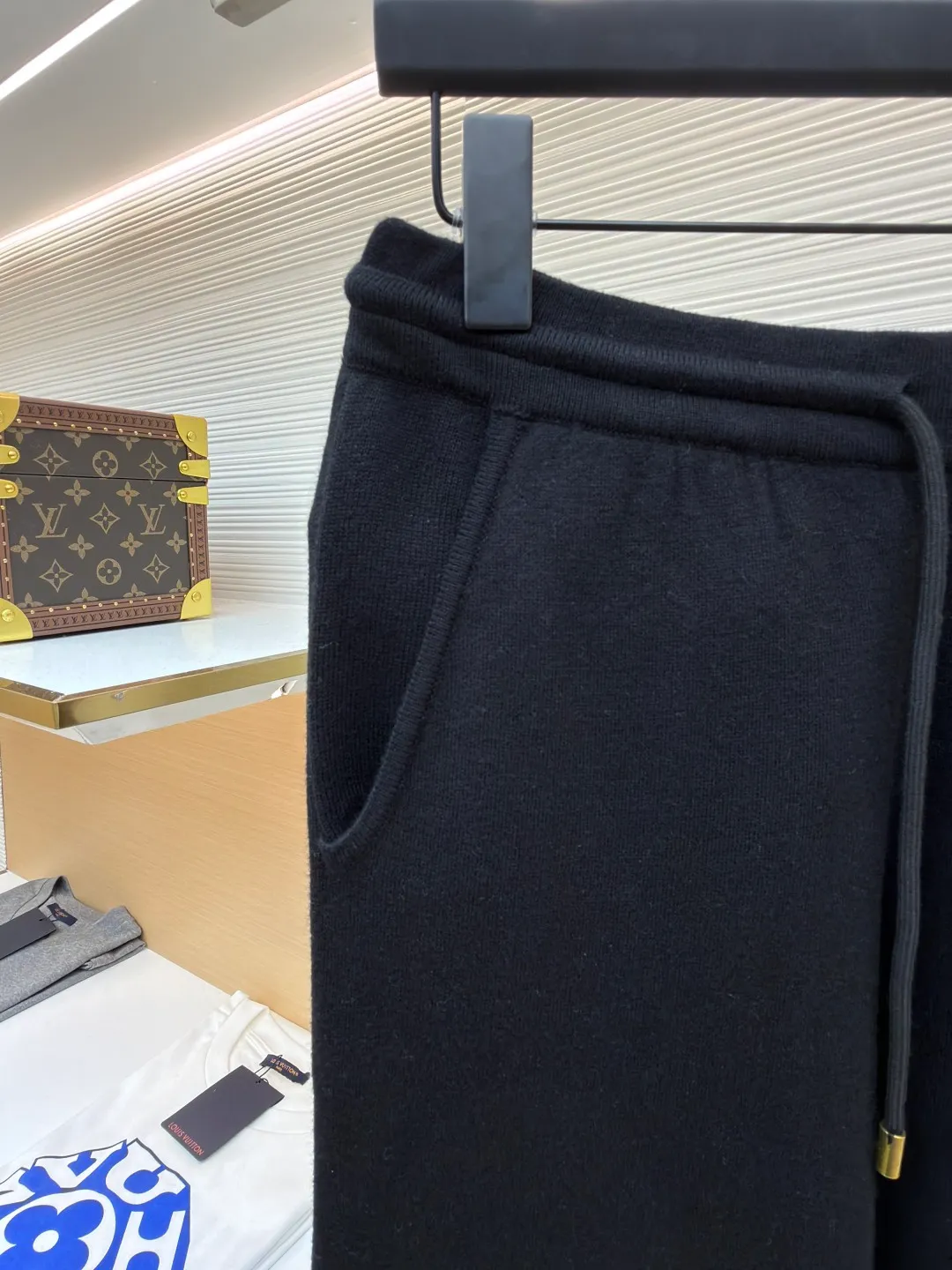 LOUIS VUITTON wool knitted printed leggings trousers ●Original version: Purchased and developed by 13100 ●Item number: 1682078-B70 ●Fabric: wool blended fabric ●Technology: knitted ●Color: black ●Version: fitted version ●Weight: about 510 grams ●Size: S-M-L-XL ●Description: Wool custom-dyed with 48s cashmere blended imported yarn, imported Stoll 14-needle double-sided jacquard process, a single piece takes 280 minutes per piece, the pockets are made of 60s modal cotton, the cashmere feels very soft and waxy, with high warmth retention, custom-made logo zipper, specific three-label washing, the overall routing is straight and delicate, the fabric is comfortable and soft, the color is consistent and no color difference It can be matched with the same style to create a fashionable look, and can be used in various occasions. Customized accessories, complete with three standards, same style for men and women!